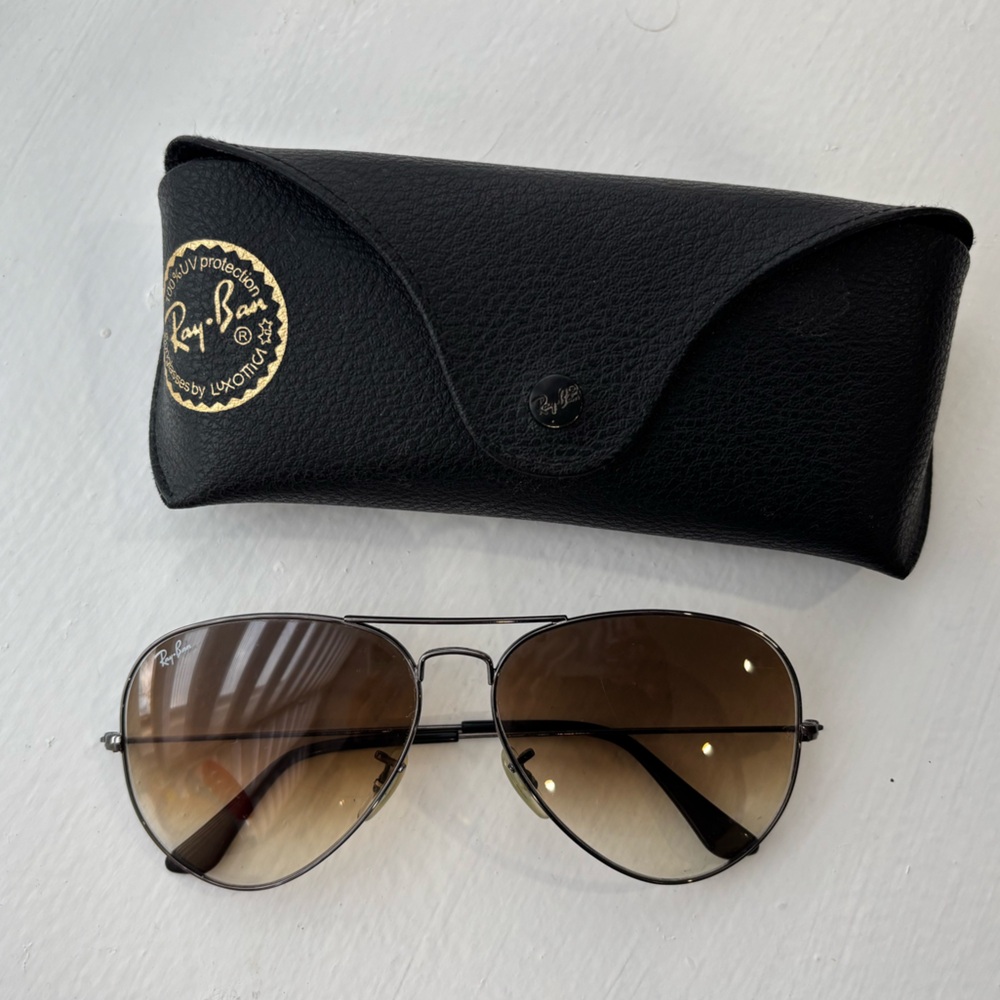 Ray-Ban Aviator Sunglasses with Brown Gradient Lenses and Black Case